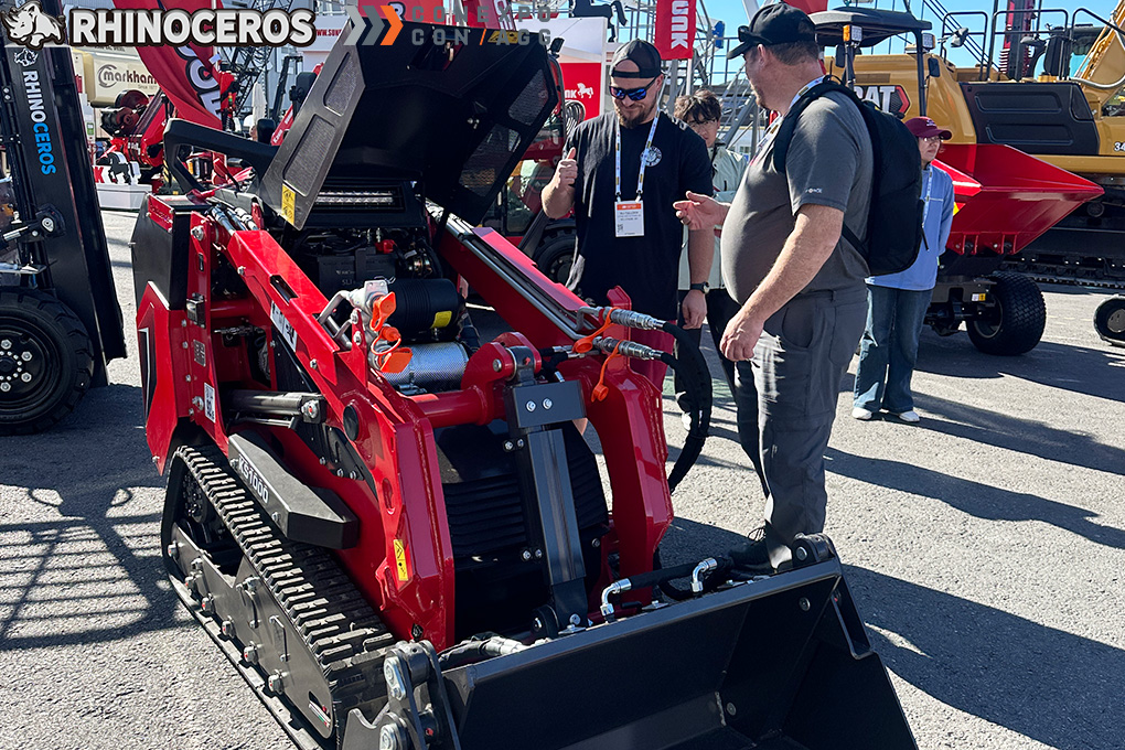 Loader skid steer Rhinoceros KS1000 dan forklift KS627 menarik perhatian pengunjung di CONEXPO 2026.