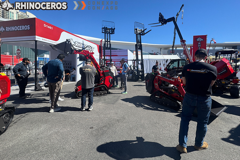 Stan pameran peralatan konstruksi Rhinoceros di CONEXPO CON AGG 2026 dengan ekskavator dan loader.