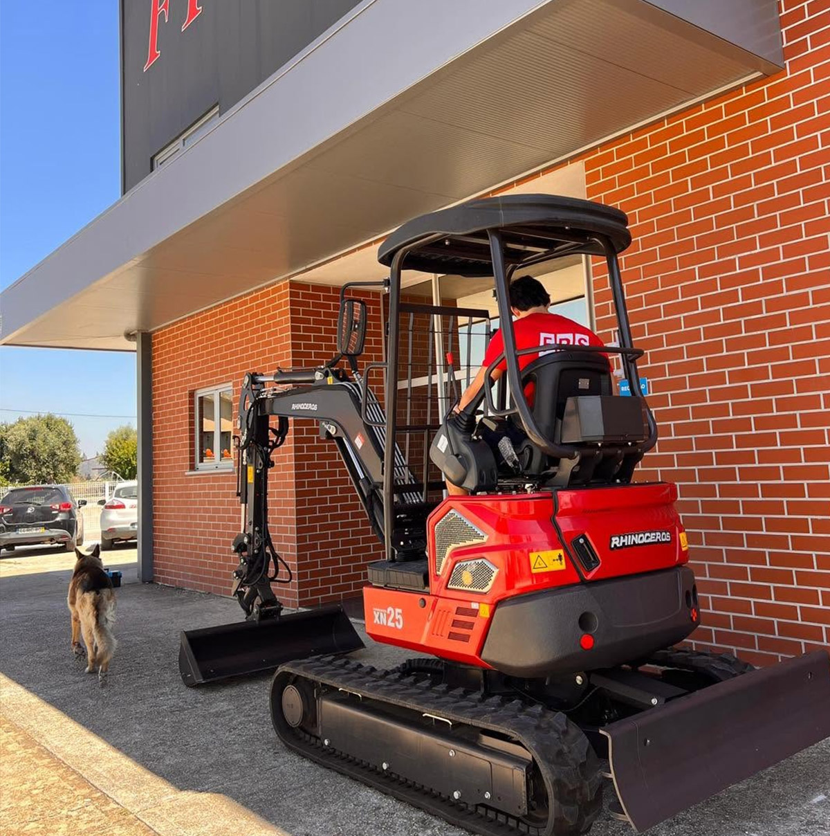 ekskavator rhinoceros xn25c di Portugal.jpg